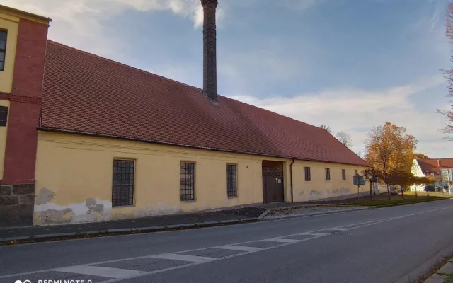 Horažďovice, zámecký pivovar, objekt stájí po obnově střešního pláště, pohled ze dvora. Foto: Radka Kočí, Městský úřad Horažďovice, 2023.