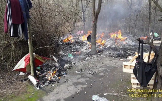 Při explozi v táboře bezdomovců utrpěla žena rozsáhlé popáleniny na 60 procentech těla a je v kritickém stavu