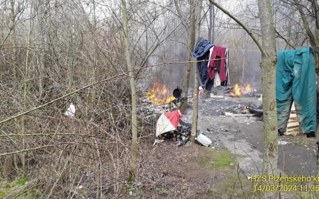 Při explozi v táboře bezdomovců utrpěla žena rozsáhlé popáleniny na 60 procentech těla a je v kritickém stavu