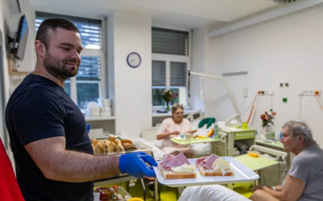 Pacienti nemocnice testují snídaně ze švédského stolu. Lépe jedí a zlepšuje se prý i jejich psychický stav