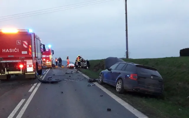 Hromadná nehoda čtyř aut si vyžádala několik zraněných, záchranáři převezli do nemocnice i jednoho kojence