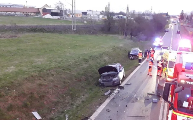 Hromadná nehoda čtyř aut si vyžádala několik zraněných, záchranáři převezli do nemocnice i jednoho kojence