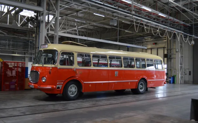 Před 95 lety vyjely v Plzni na pravidelných linkách první autobusy, tramvaje letos oslaví dokonce 125 let provozu