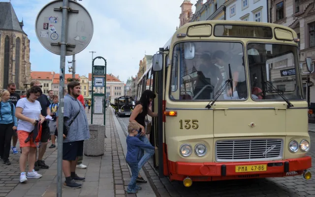 Před 95 lety vyjely v Plzni na pravidelných linkách první autobusy, tramvaje letos oslaví dokonce 125 let provozu
