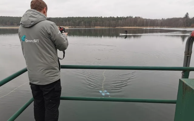 Dronaři z Plzně zdaleka nevládnou jen obloze, teď podnikli speciální misi s ponorkou pod hladinou Boleváku