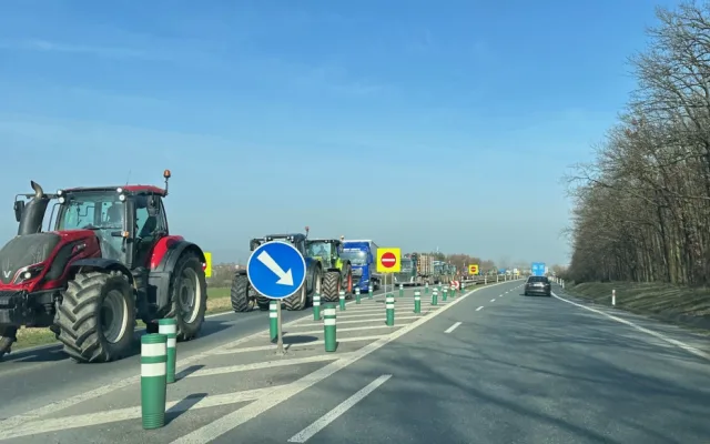 Farmáři z Plzeňska opět vyjeli na hlavní tahy na protest proti agrární politice a pomalou jízdou blokovali dopravu