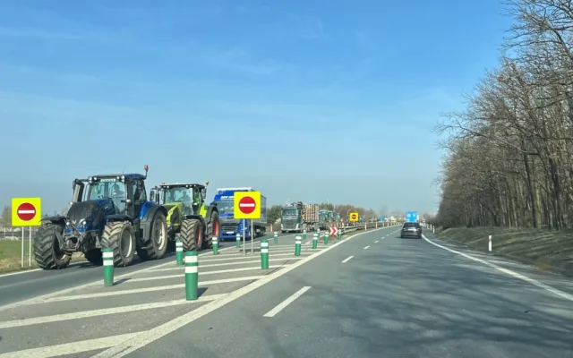 Farmáři z Plzeňska opět vyjeli na hlavní tahy na protest proti agrární politice a pomalou jízdou blokovali dopravu