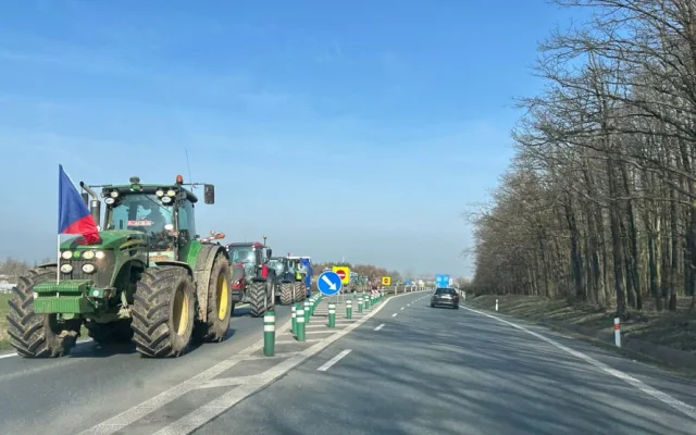 Farmáři z Plzeňska opět vyjeli na hlavní tahy na protest proti agrární politice a pomalou jízdou blokovali dopravu
