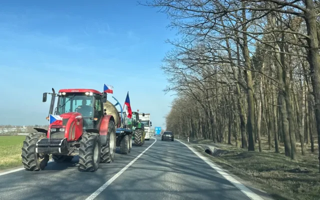 Farmáři z Plzeňska opět vyjeli na hlavní tahy na protest proti agrární politice a pomalou jízdou blokovali dopravu