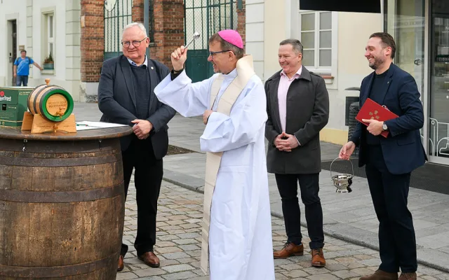 Požehnaná várka velikonočního piva pro papeže odjela z plzeňského pivovaru do Vatikánu