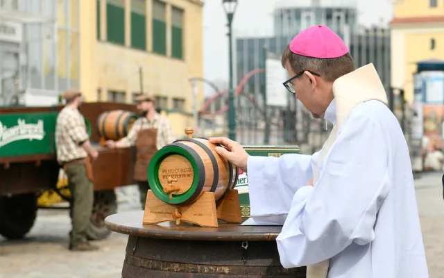 Do Vatikánu odjela z plzeňského pivovaru požehnaná várka velikonočního piva pro papeže