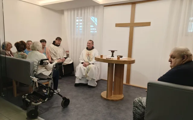 Bývalý sklad ve Čtyřlístku se proměnil v důstojnou kapli, kde hraje velkou roli hra se světlem