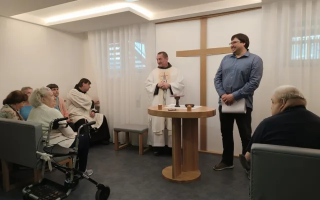 Bývalý sklad ve Čtyřlístku se proměnil v důstojnou kapli, kde hraje velkou roli hra se světlem