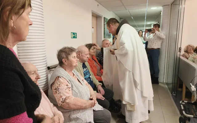 Bývalý sklad ve Čtyřlístku se proměnil v důstojnou kapli, kde hraje velkou roli hra se světlem