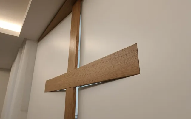 Bývalý sklad ve Čtyřlístku se proměnil v důstojnou kapli, kde hraje velkou roli hra se světlem