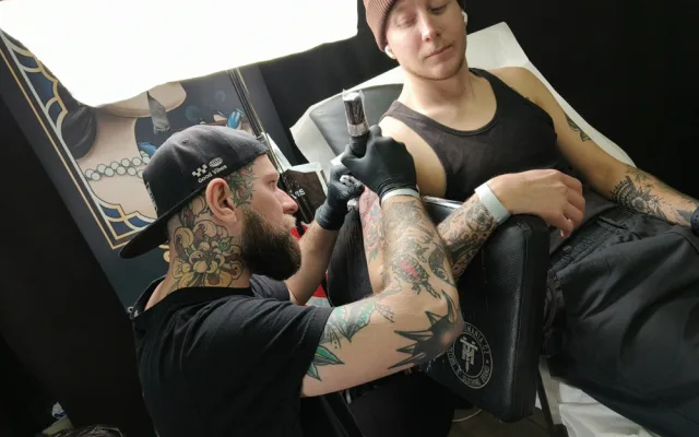 Benefiční akce tatérů podpořila ženu s autistickým synem i psy zachráněné z výzkumných laboratoří