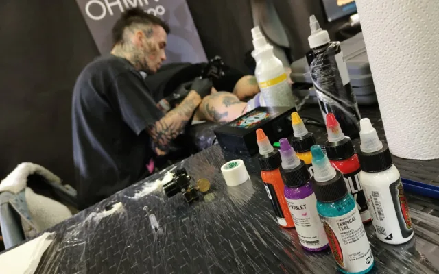 Benefiční akce tatérů podpořila ženu s autistickým synem i psy zachráněné z výzkumných laboratoří
