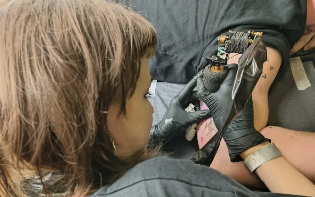 Benefiční akce tatérů podpořila ženu s autistickým synem i psy zachráněné z výzkumných laboratoří