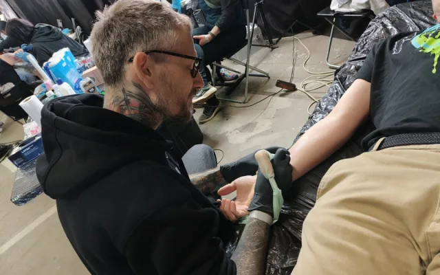 Benefiční akce tatérů podpořila ženu s autistickým synem i psy zachráněné z výzkumných laboratoří