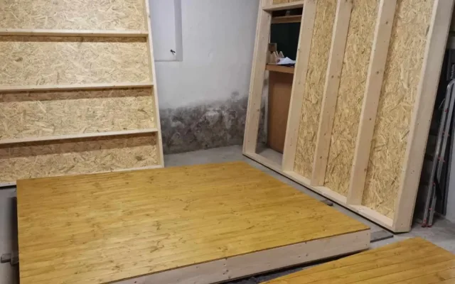 Bezdomovci pomáhají se stavbou mobilního domku, budou v něm pak přespávat