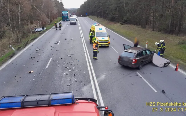 Řidič se při otáčení na frekventované silnici střetl s jiným osobákem. Po nárazu vozidlo odletělo do příkopu