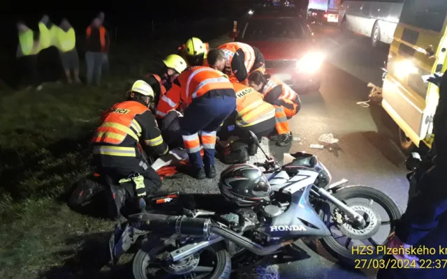 Motorkář sestřelil a usmrtil divočáka, sám utrpěl těžká zranění a skončil v nemocnici
