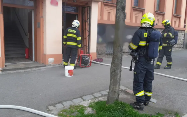 Při požáru kuchyně v restauraci se zranili dva její zaměstnanci. Požár způsobila fritéza