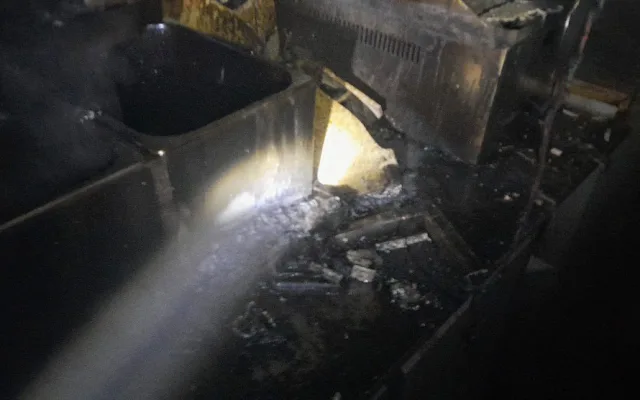 Při požáru kuchyně v restauraci se zranili dva její zaměstnanci. Požár způsobila fritéza