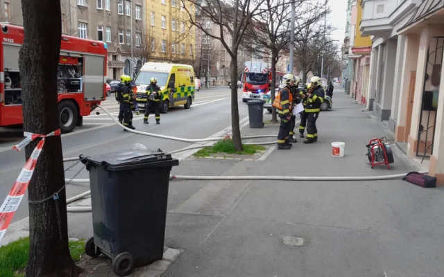 Při požáru kuchyně v restauraci se zranili dva její zaměstnanci. Požár způsobila fritéza