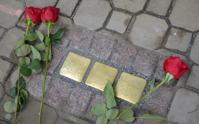 Pokládání kamenů zmizelých jako vzpomínka na rodinu Fantlových