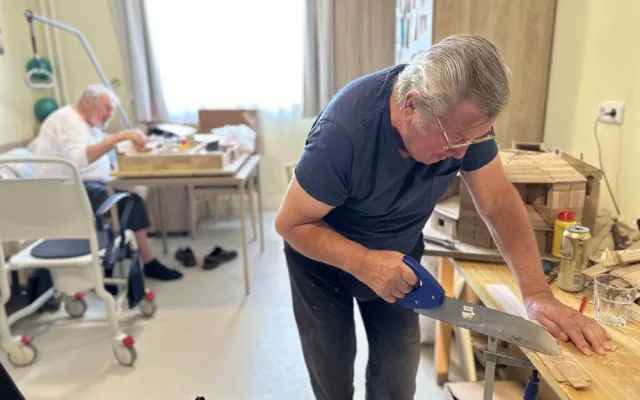 Svůj pokoj v domově seniorů proměnili dva osmdesátníci v truhlářskou dílnu, vyřezávají známé památky