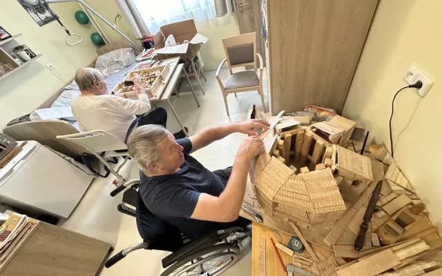 Svůj pokoj v domově seniorů proměnili dva osmdesátníci v truhlářskou dílnu, vyřezávají známé památky