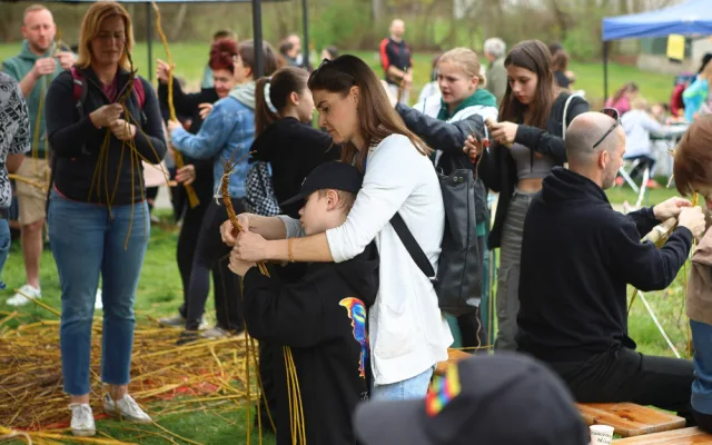 Tři tisíce vrbových proutků a 200 metrů stužek, tisícovky lidí si nenechaly ujít Tradiční Velikonoce v Újezdě