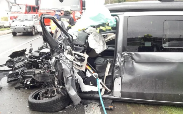 Řidič mercedesu usnul a čelně se střetl s náklaďákem, tři děti skončily v nemocnici