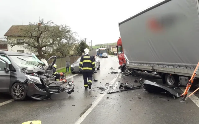 Řidič mercedesu usnul a čelně se střetl s náklaďákem, tři děti skončily v nemocnici
