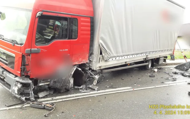 Řidič mercedesu usnul a čelně se střetl s náklaďákem, tři děti skončily v nemocnici
