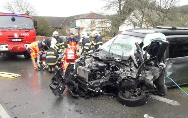Řidič mercedesu za jízdy usnul a čelně se střetl s náklaďákem, tři děti z osobáku skončily v nemocnici