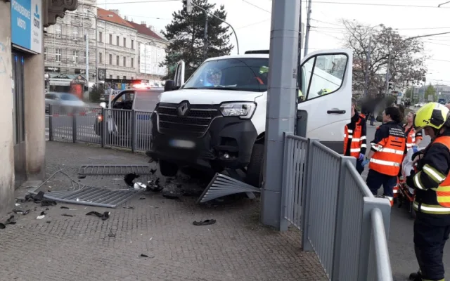 Řidič dodávky prorazil zábradlí a skončil na jednom z nejrušnějších chodníků v centru města