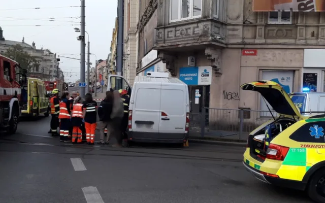 Řidič dodávky prorazil zábradlí a skončil na jednom z nejrušnějších chodníků v centru města
