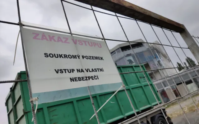 Skleněné peklo a největší ostuda města jde k zemi, největší nepovolená stavba hyzdila okolí 25 let