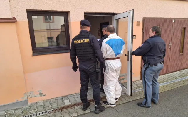 Policisté eskortují k soudu obviněného cizince