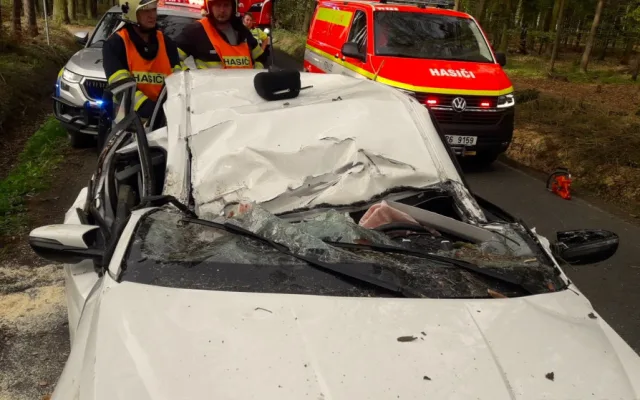 VIDEO: Na jedoucí auto spadl strom. Ze zdemolovaného vozu vyprošťovali hasiči těžce zraněnou ženu