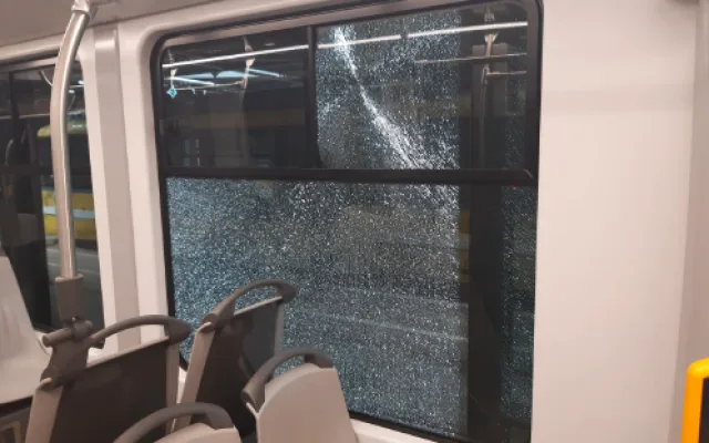 Okna několika tramvají rozbil neznámý pachatel v blízkosti vozovny. Nelze vyloučit, že je někdo prostřílel