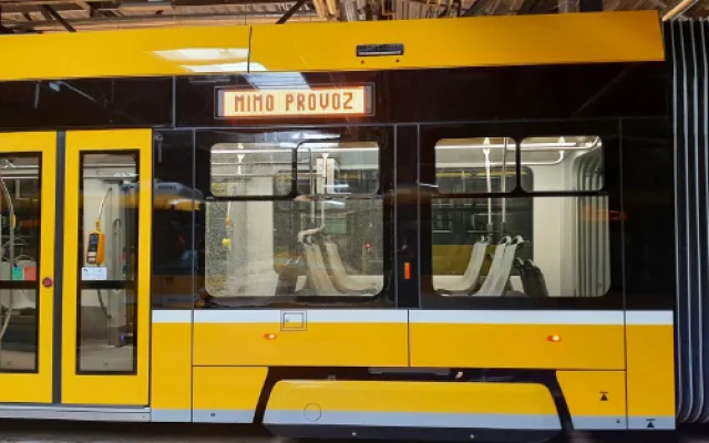 Okna několika tramvají rozbil neznámý pachatel v blízkosti vozovny. Nelze vyloučit, že je někdo prostřílel