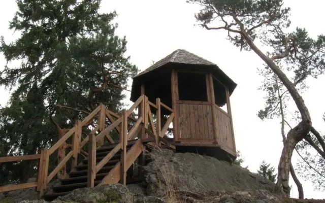 Výletní místo určitě brzy přiláká turisty a návštěvníky zámeckého parku. Vede tam naučná stezka, nedaleko je zřícenina hradu Lopata i vyhlídka Mariina skála. Foto: NPÚ
