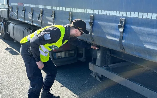 Dálniční policisté si posvítili na nelegální migraci, dva cizince bez povolení k pobytu odhalili v autobusu