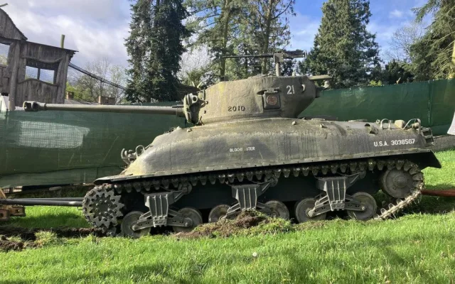 Tank Sherman odcestoval ze ZOO do dílny, zdobit pak bude dvůr muzea ve slavném domě s Loosovými interiéry