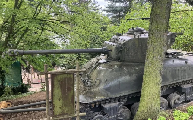 Tank Sherman odcestoval ze ZOO do dílny, zdobit pak bude dvůr muzea ve slavném domě s Loosovými interiéry