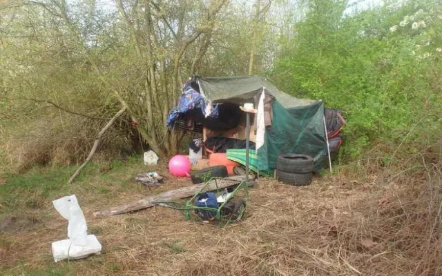 Bezdomoveckému páru poskytl obvod nevyužívanou chatku, oni výměnou za to uklízí okolí