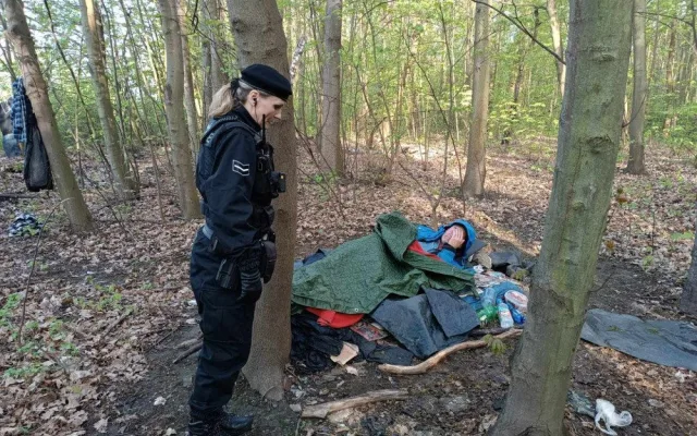 Bezdomoveckému páru poskytl obvod nevyužívanou chatku, oni výměnou za to uklízí okolí